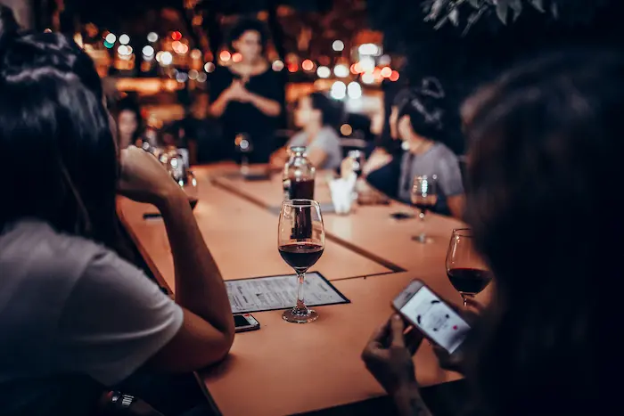 Gast scannt SmartTastingBoard mit dem Smartphone – ohne App