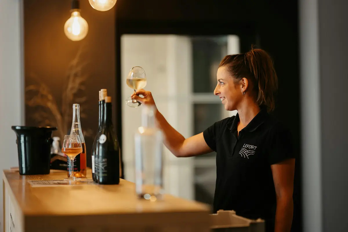 Winzerin bei der Weinpräsentation – SmartTastingBoard für Weingüter und Produzenten