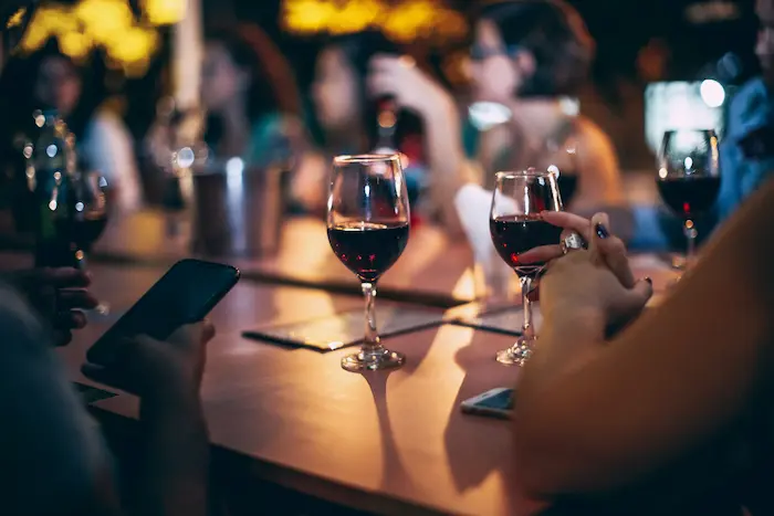 Gäste genießen ein Tasting-Event mit SmartTastingBoard